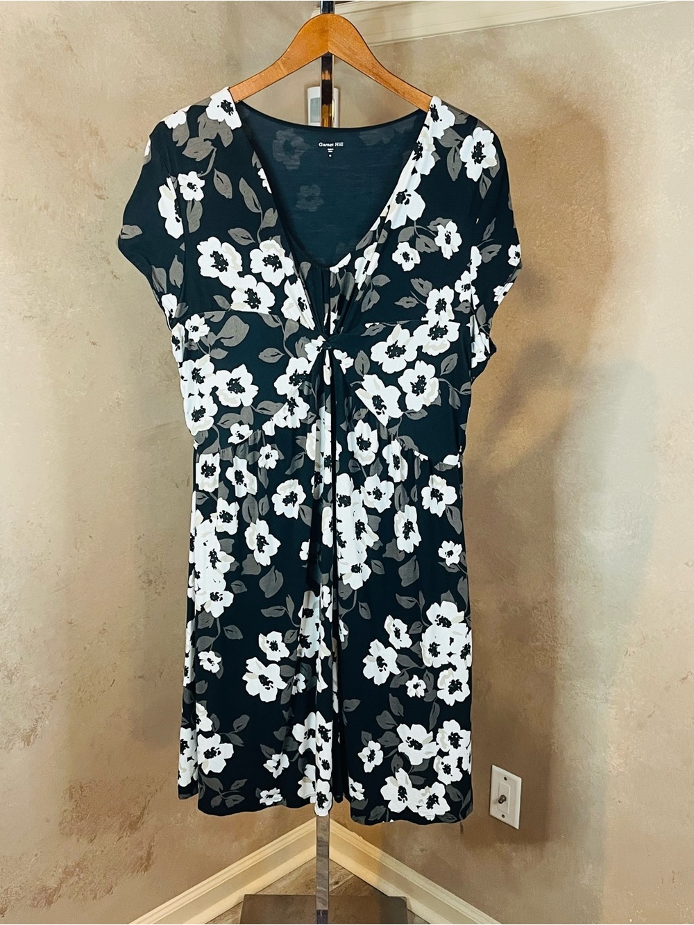 NWOT Garnet Hill Black White Gray Floral Tie-Front V-Neck Knit Dress 18